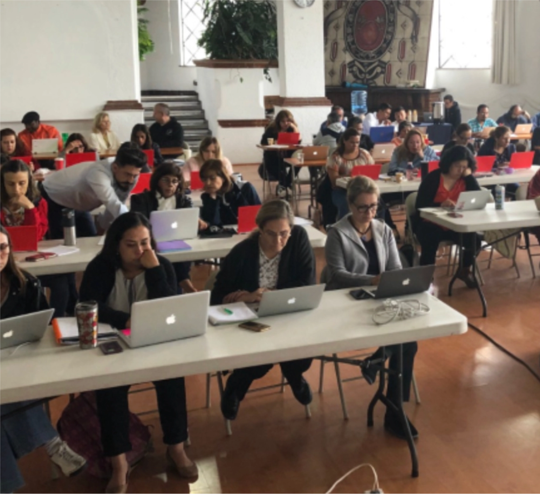 Docentes en capacitación presencial de IA