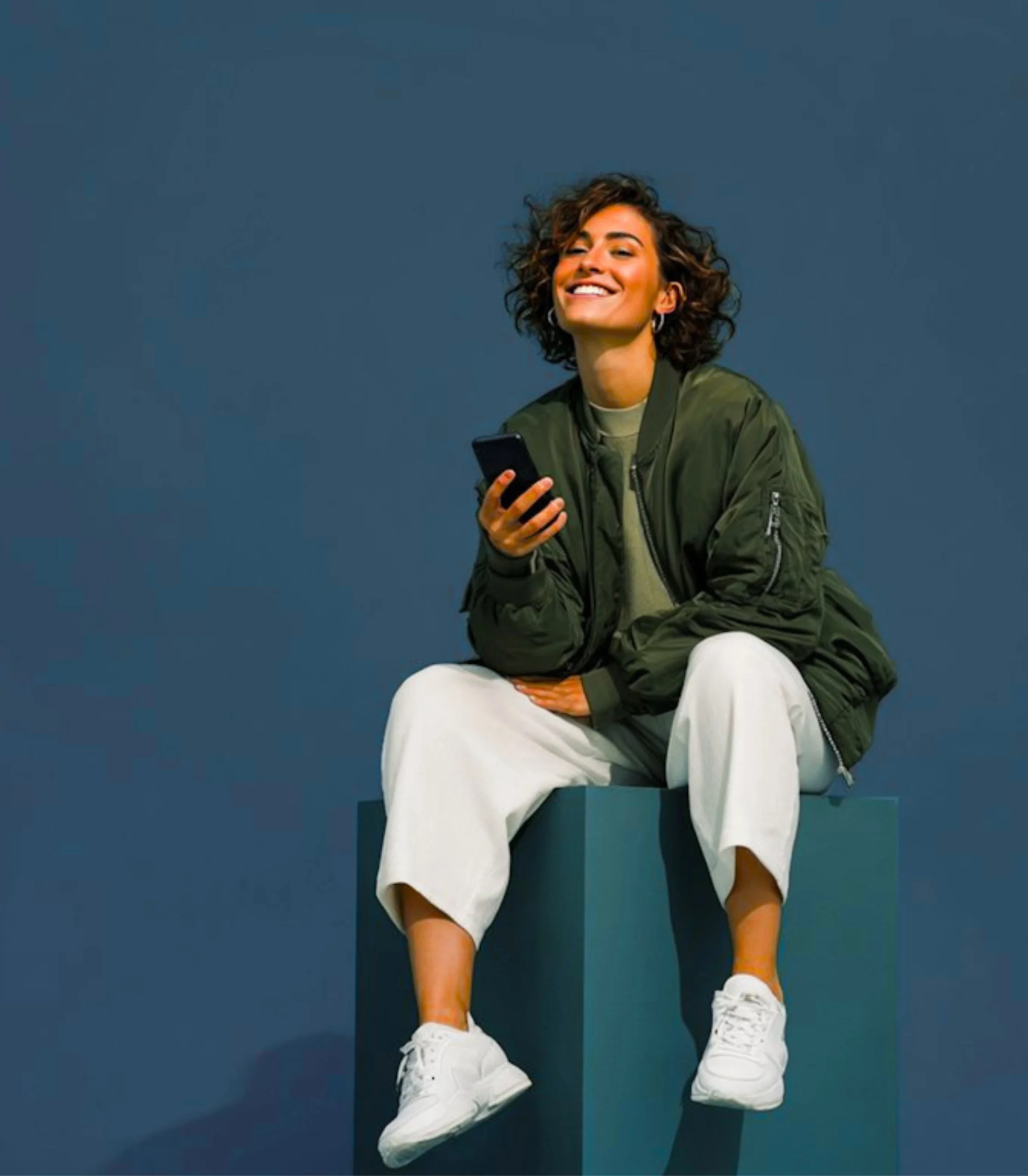 Estudiante feliz usando inteligencia artificial en su celular