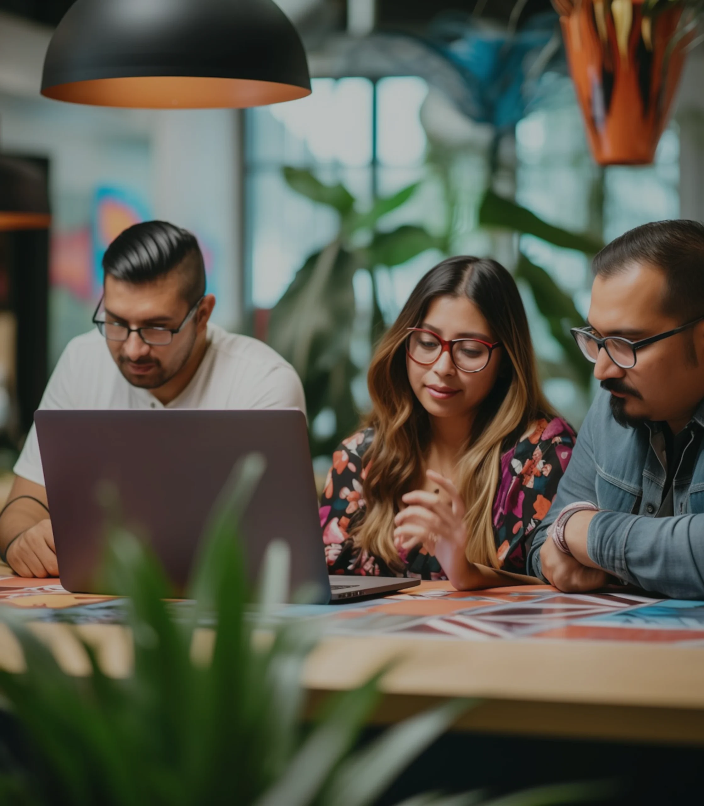 Tres docentes trabajando en laptop y aprendiendo sobre inteligencia artificial